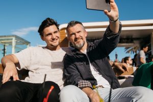 Dos personas tomando selfie