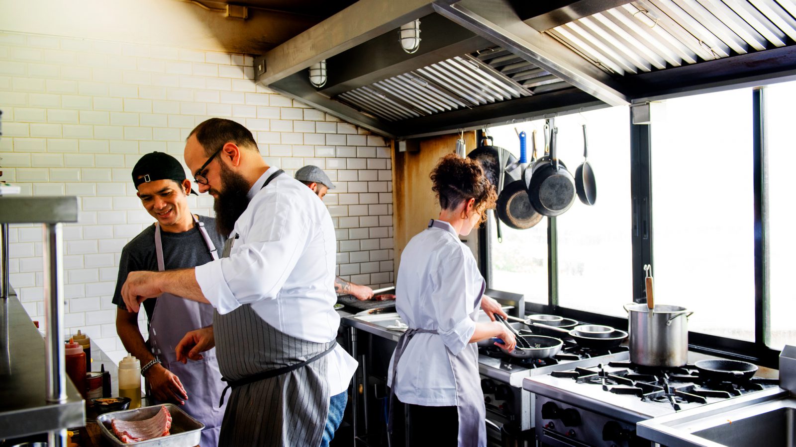 Equipo de cocineros, meseros, chefs, etc
